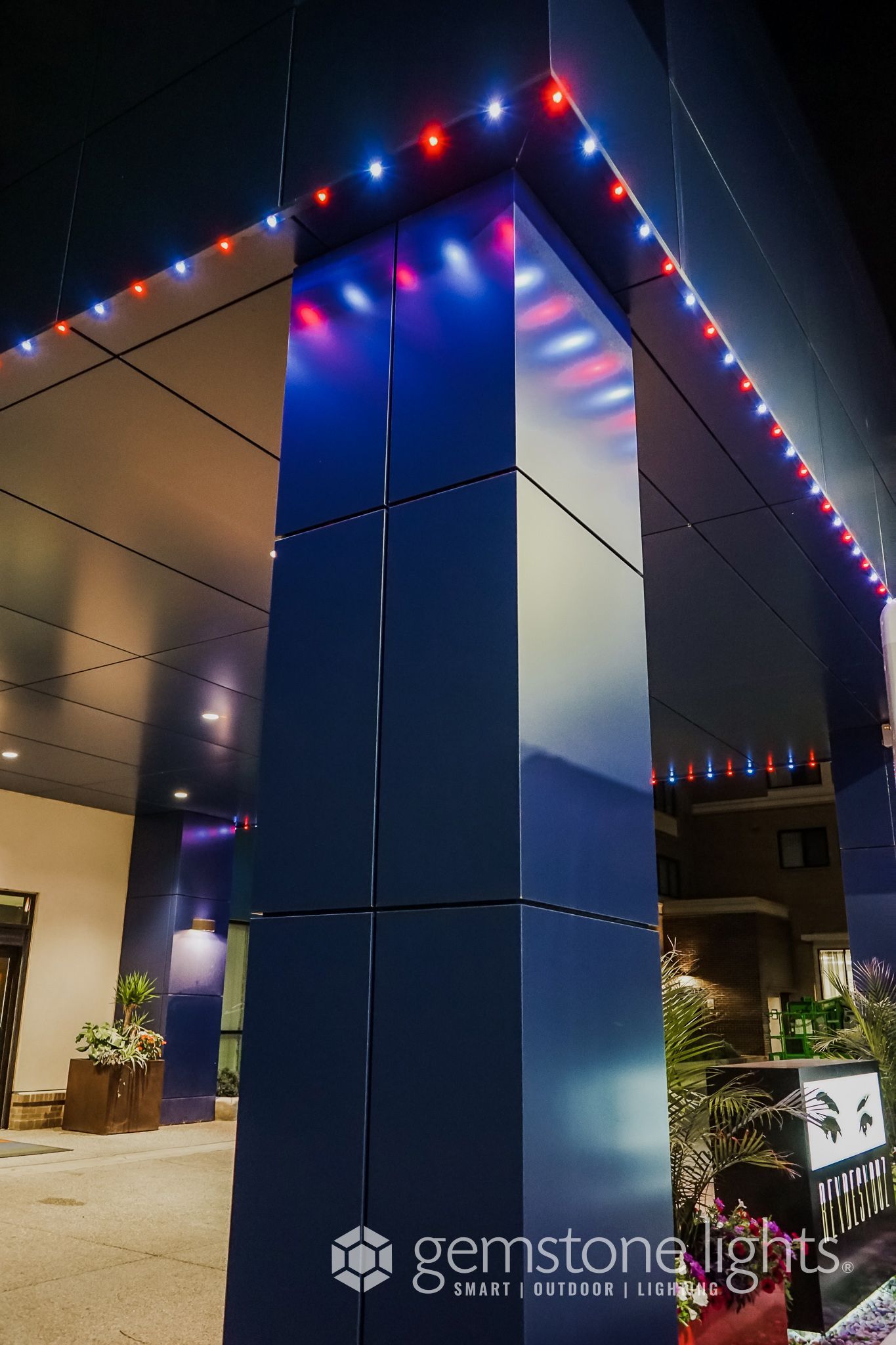 A blue pillar with red and blue lights on it