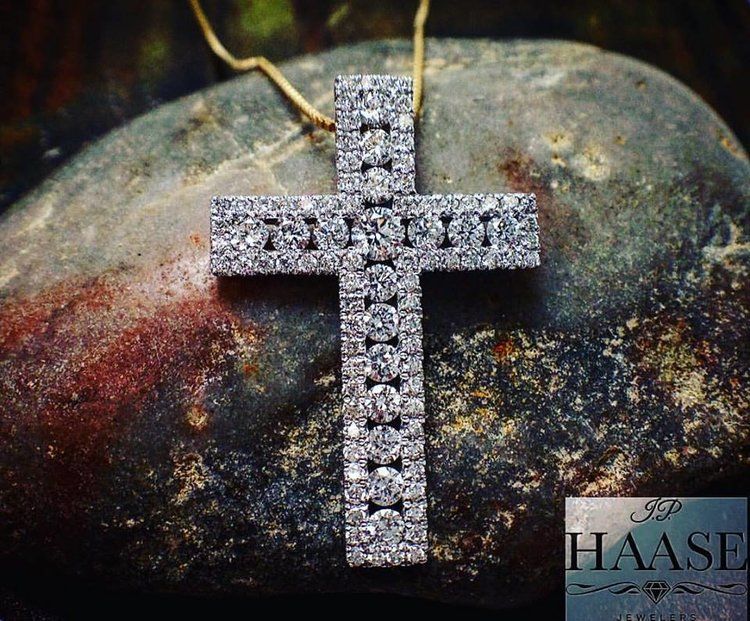 Pendant cross with diamonds
