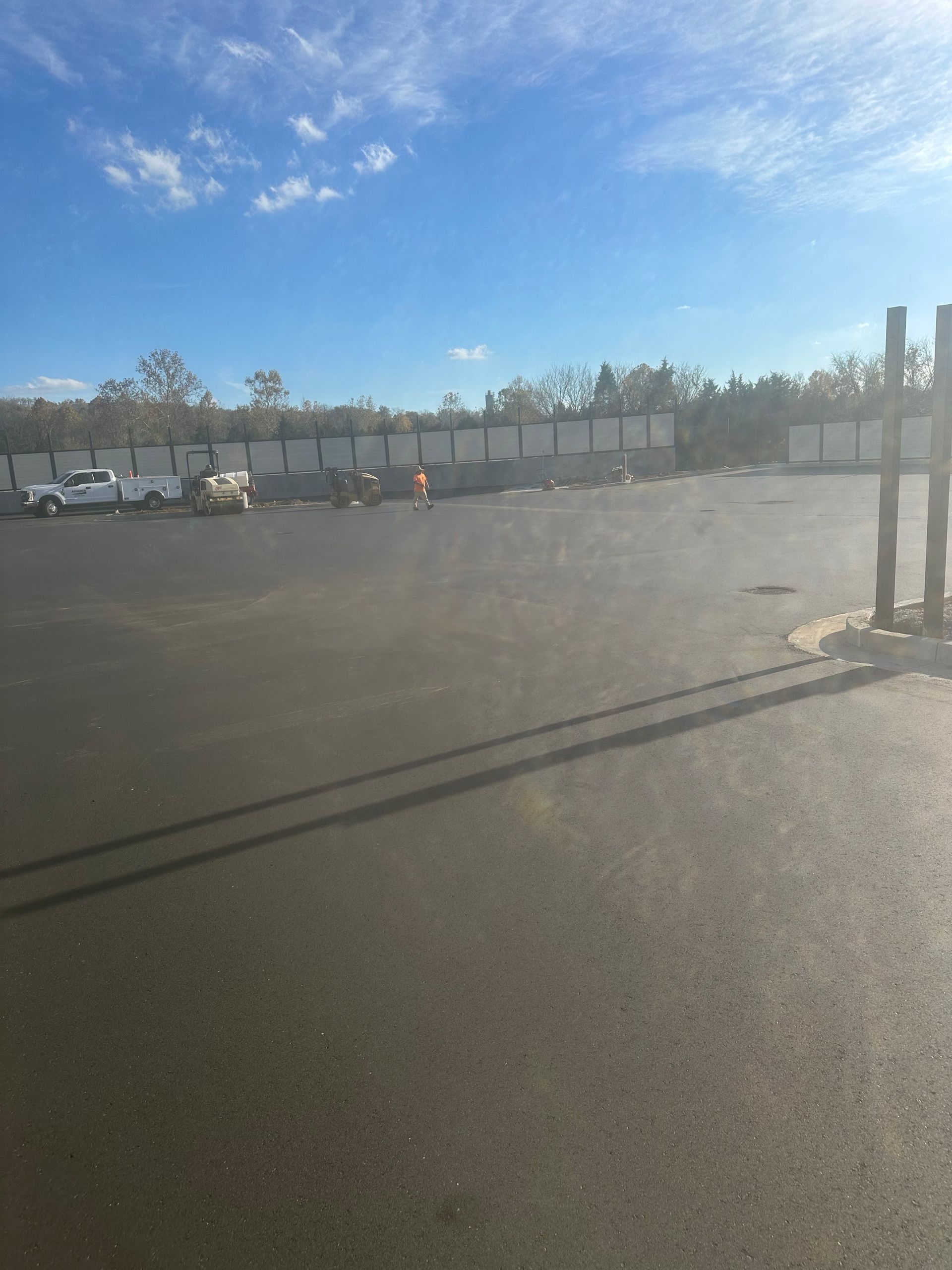 A parking lot with a lot of cars parked in it