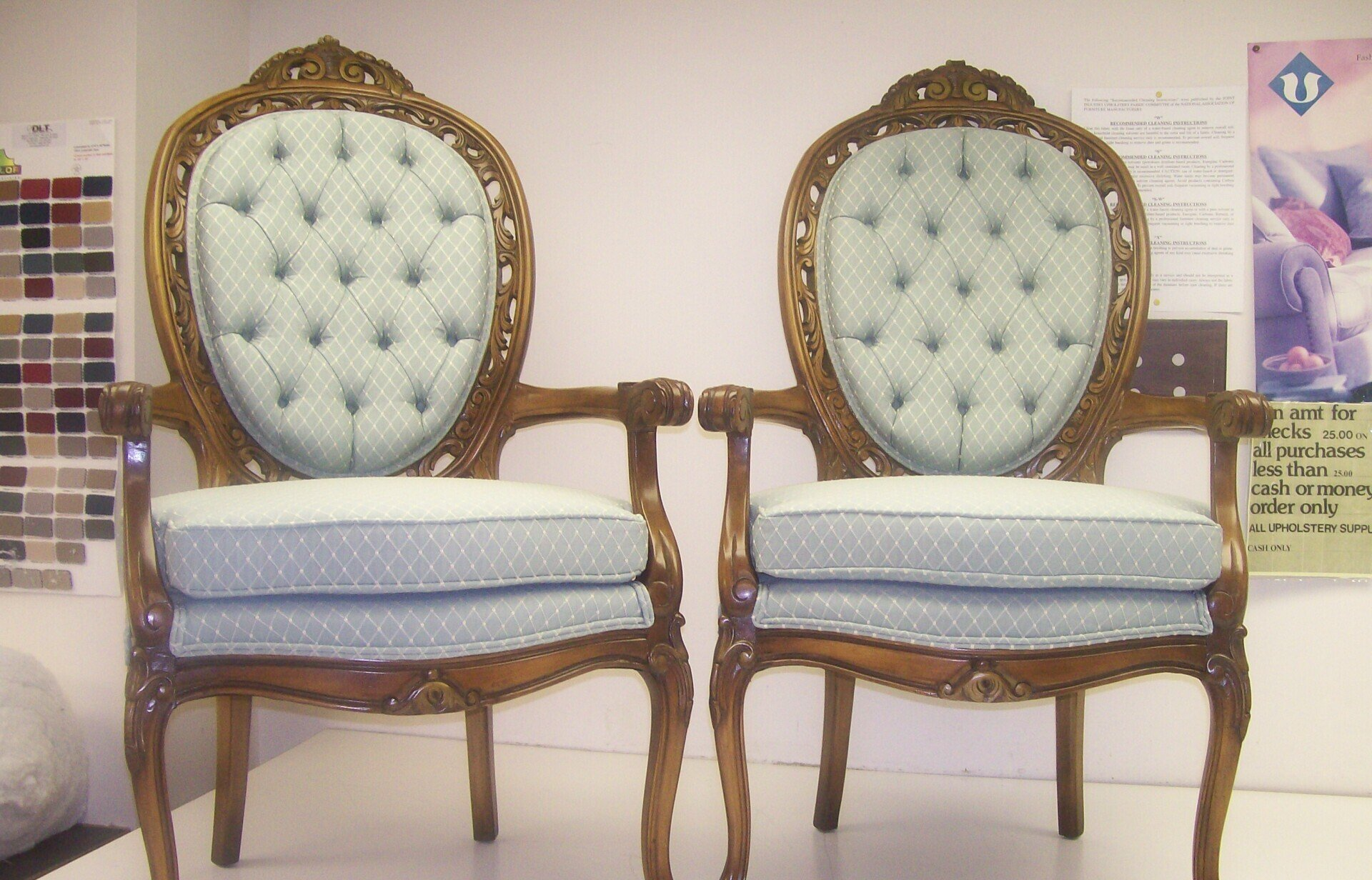 Two chairs are sitting next to each other in a room