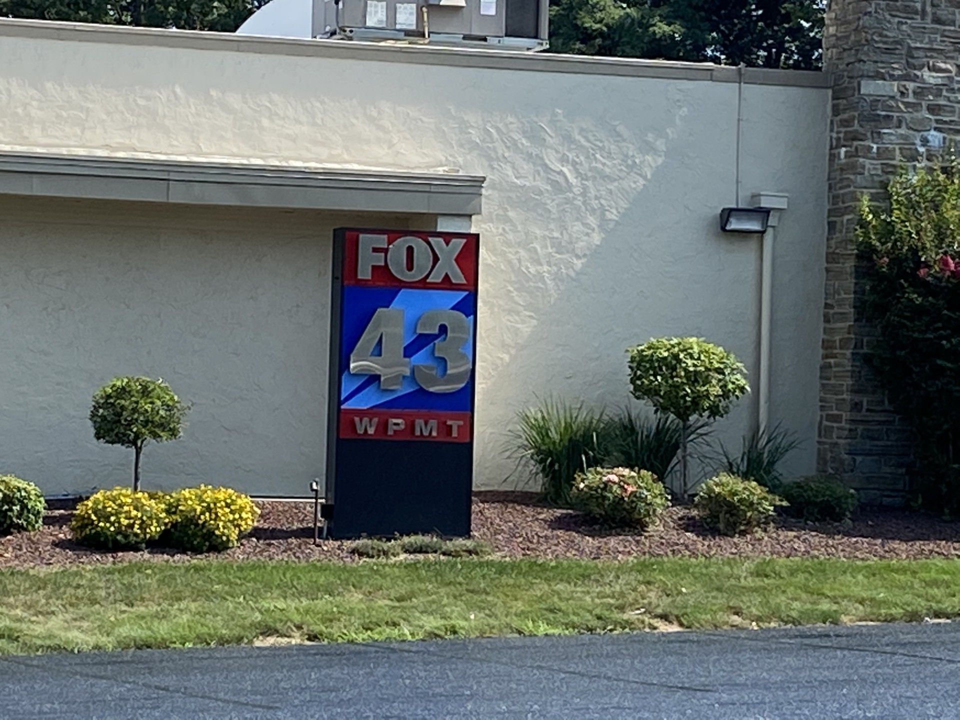 A sign that says fox 43 on it