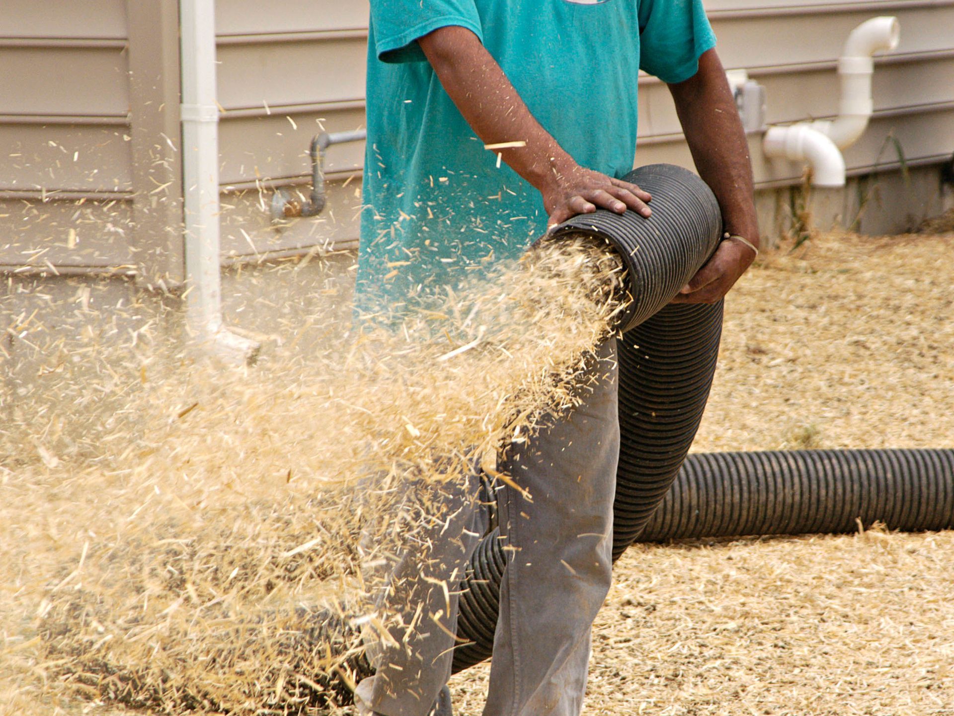 bark dust blower