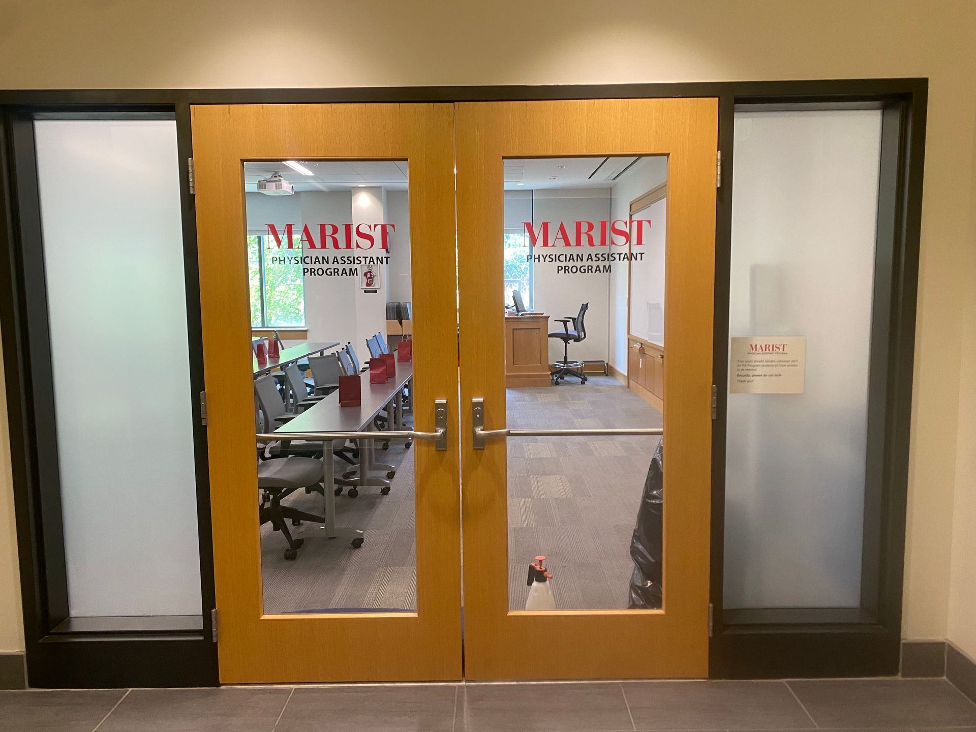 A room with a sign that says marise on it