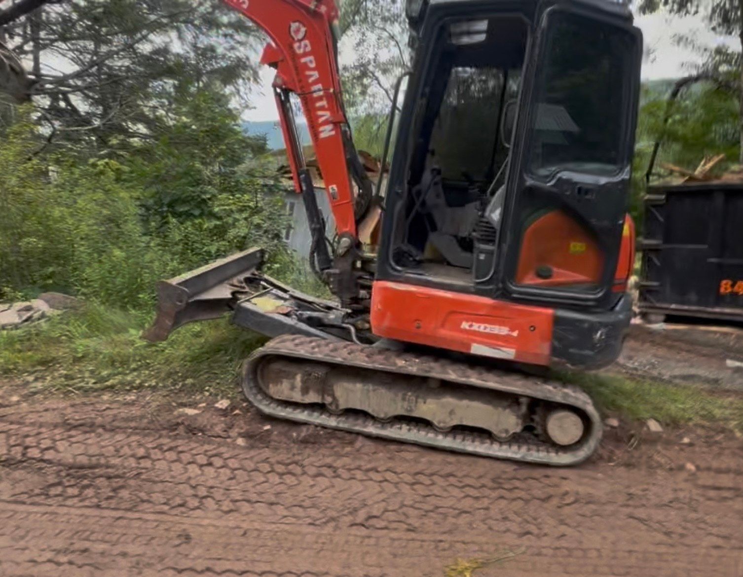 Side profile of a bucket loader machine