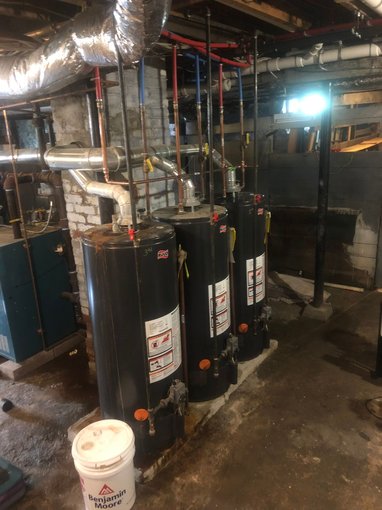 a bunch of water heaters are sitting in a basement