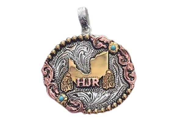 A pendant with the word hur on it