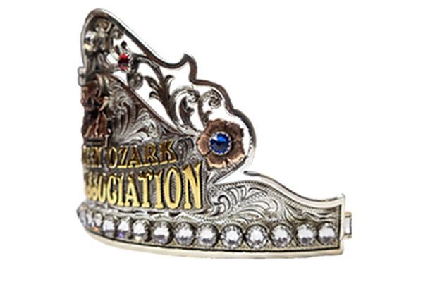 A silver buckle with the words ozarks association on it