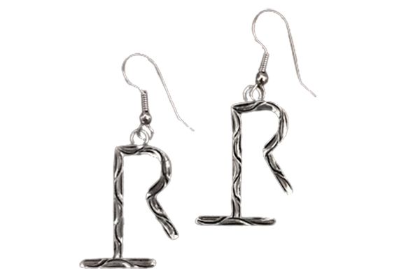 A pair of earrings with the letter r on them