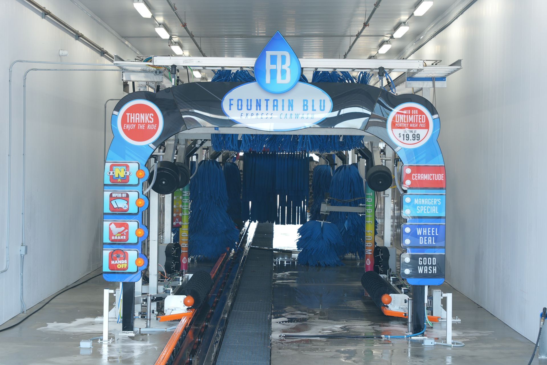 A car wash with a sign that says fountain blue