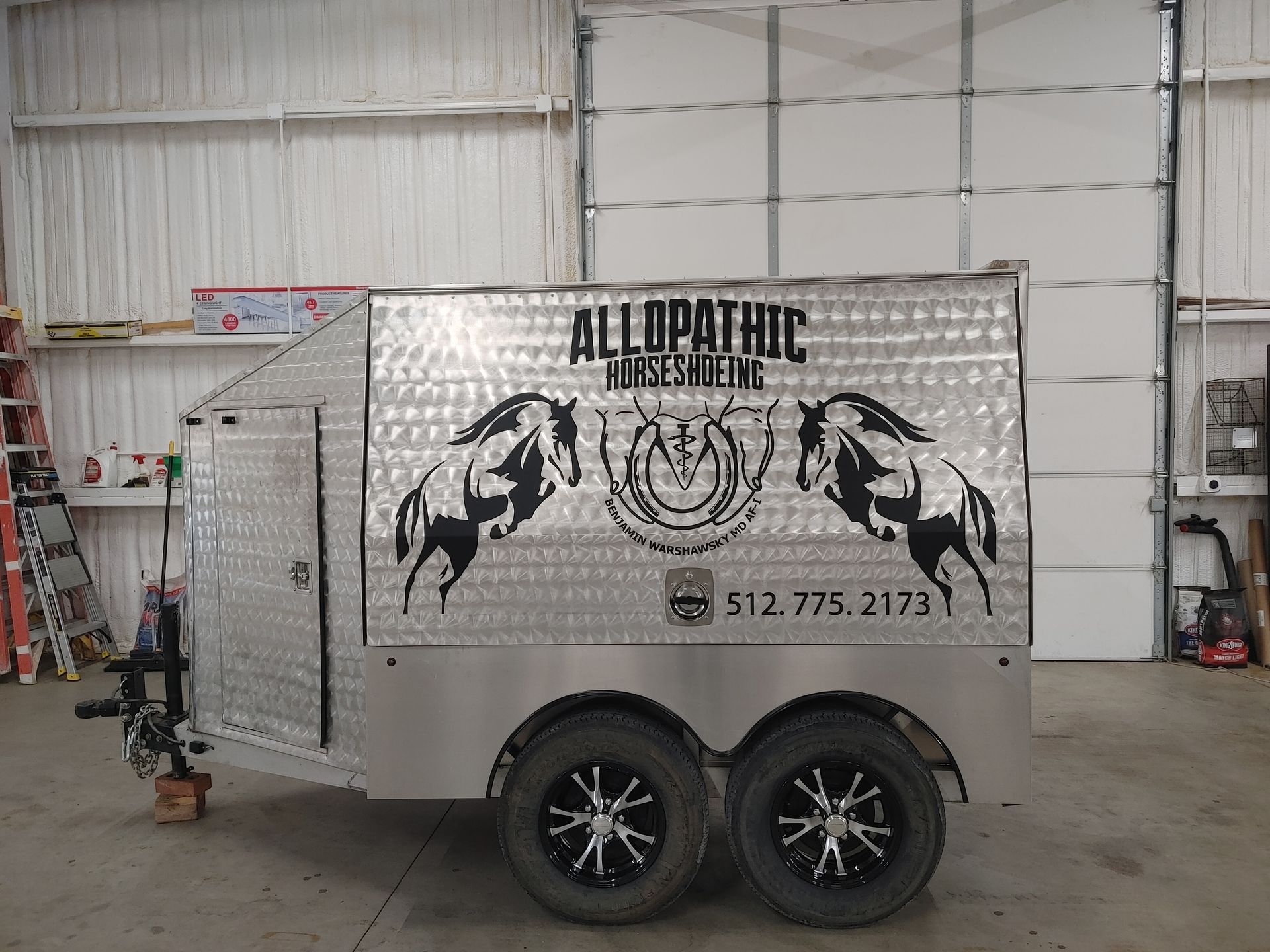 Aluminum horse trailer with 