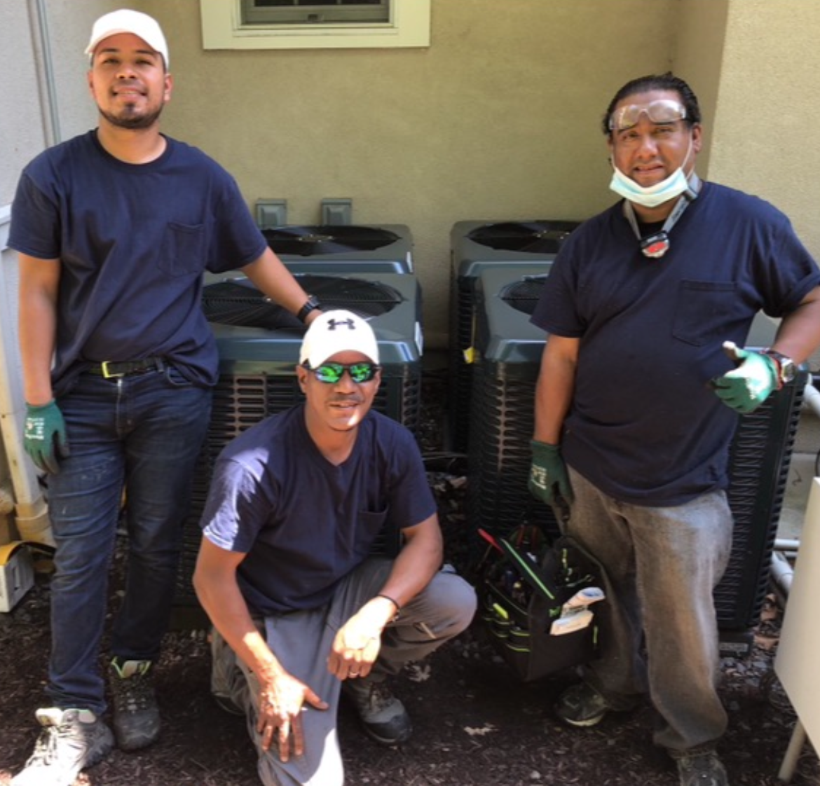 A man wearing a hat with the letter h on it