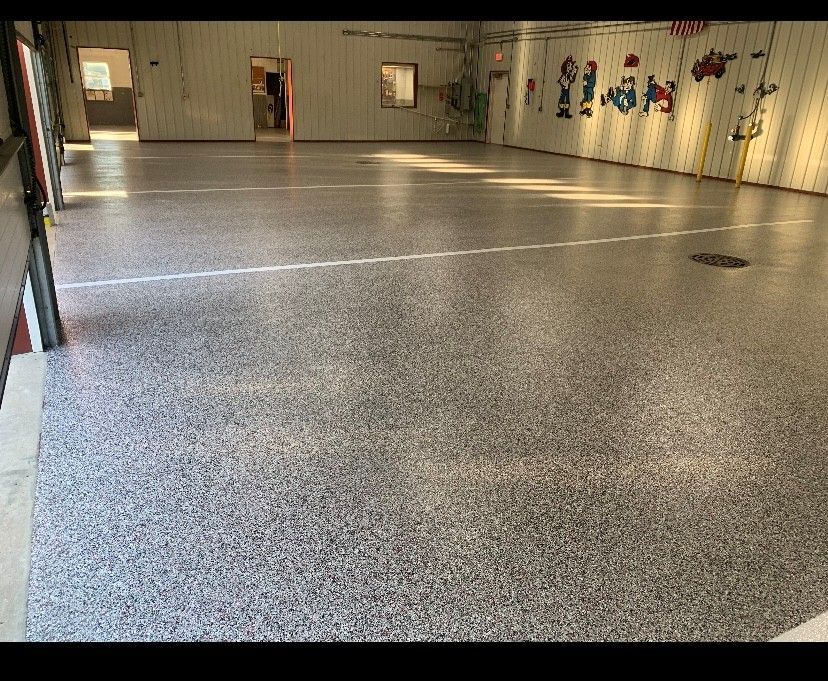 Empty indoor hallway with speckled flooring and painted walls