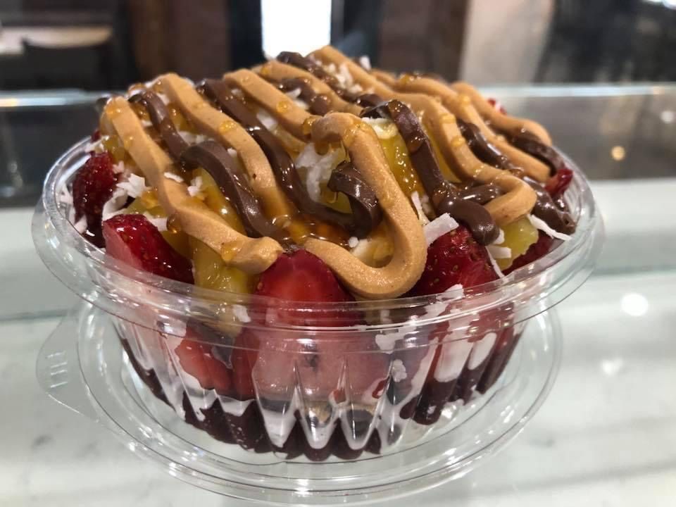 Caramel chocolate and strawberry bowl
