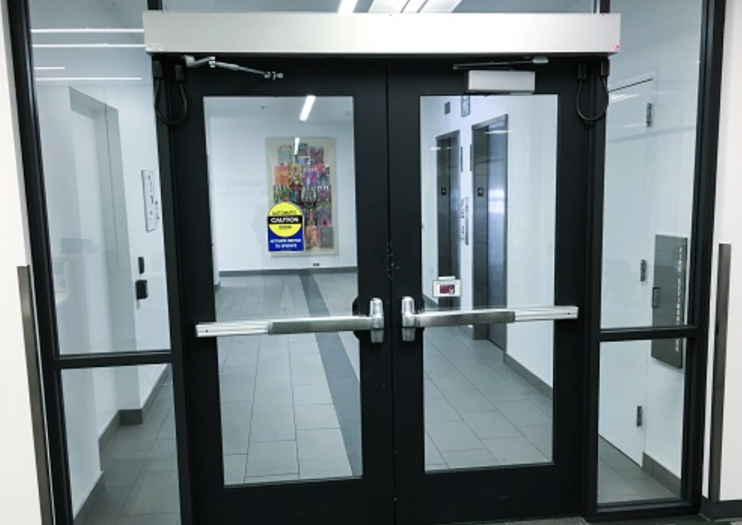 A hallway with a sign on the wall that says emergency exit