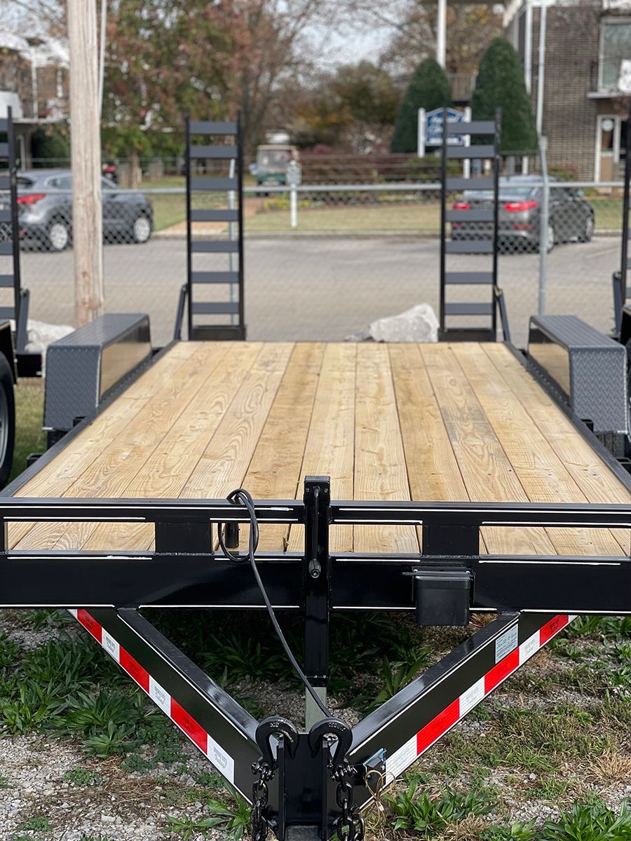 Equipment trailer with ramp