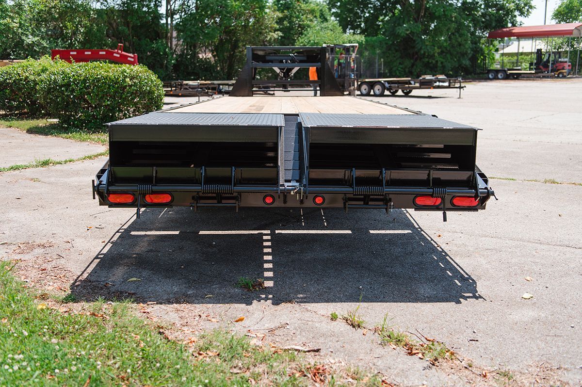 Gooseneck trailer with ramp