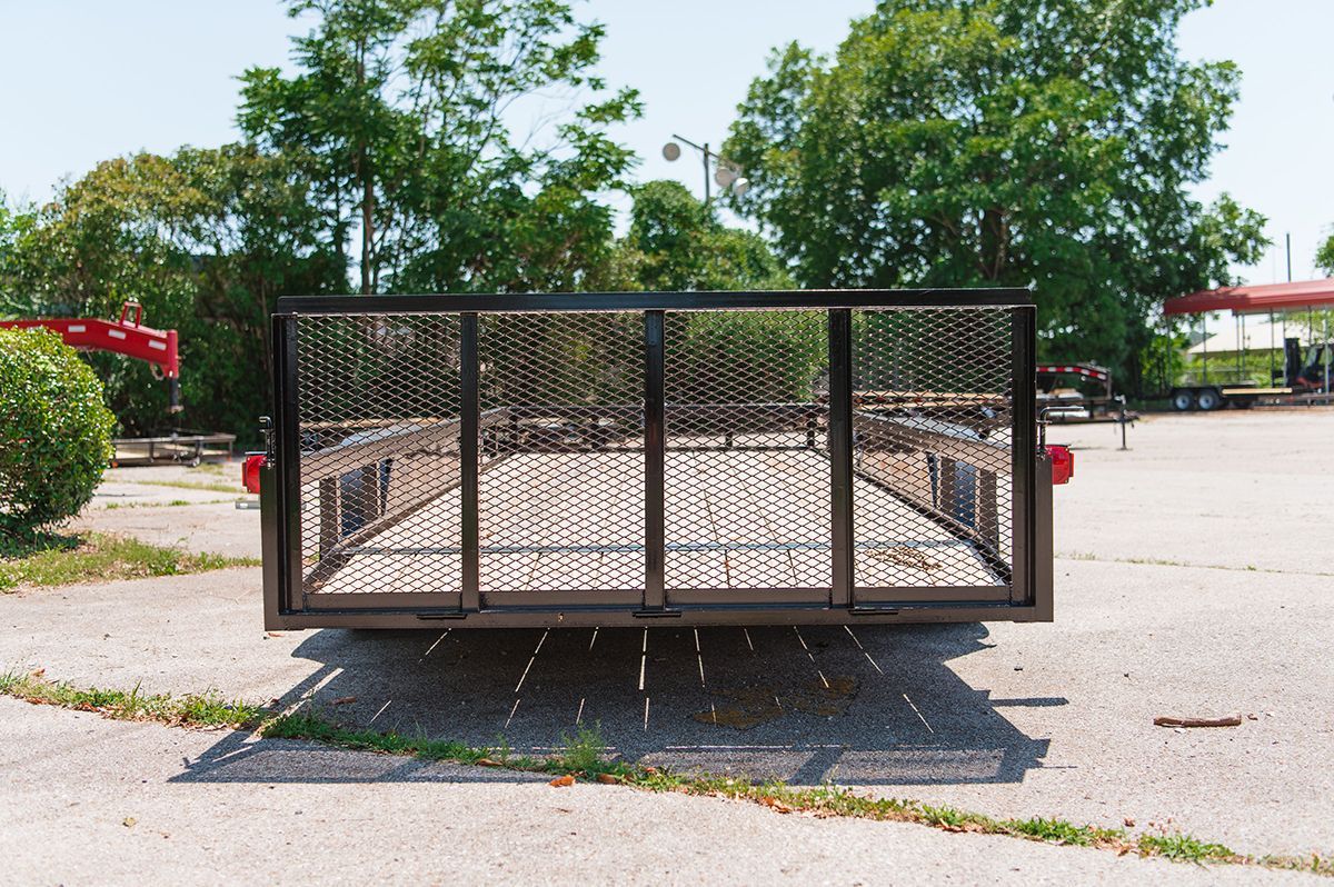 Tandem trailer with dovetail gate