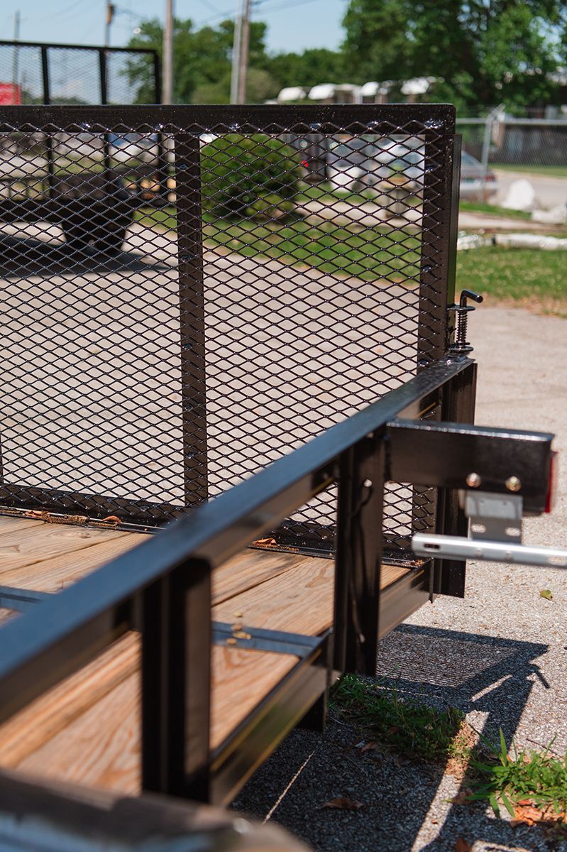 Tandem trailer with dovetail gate