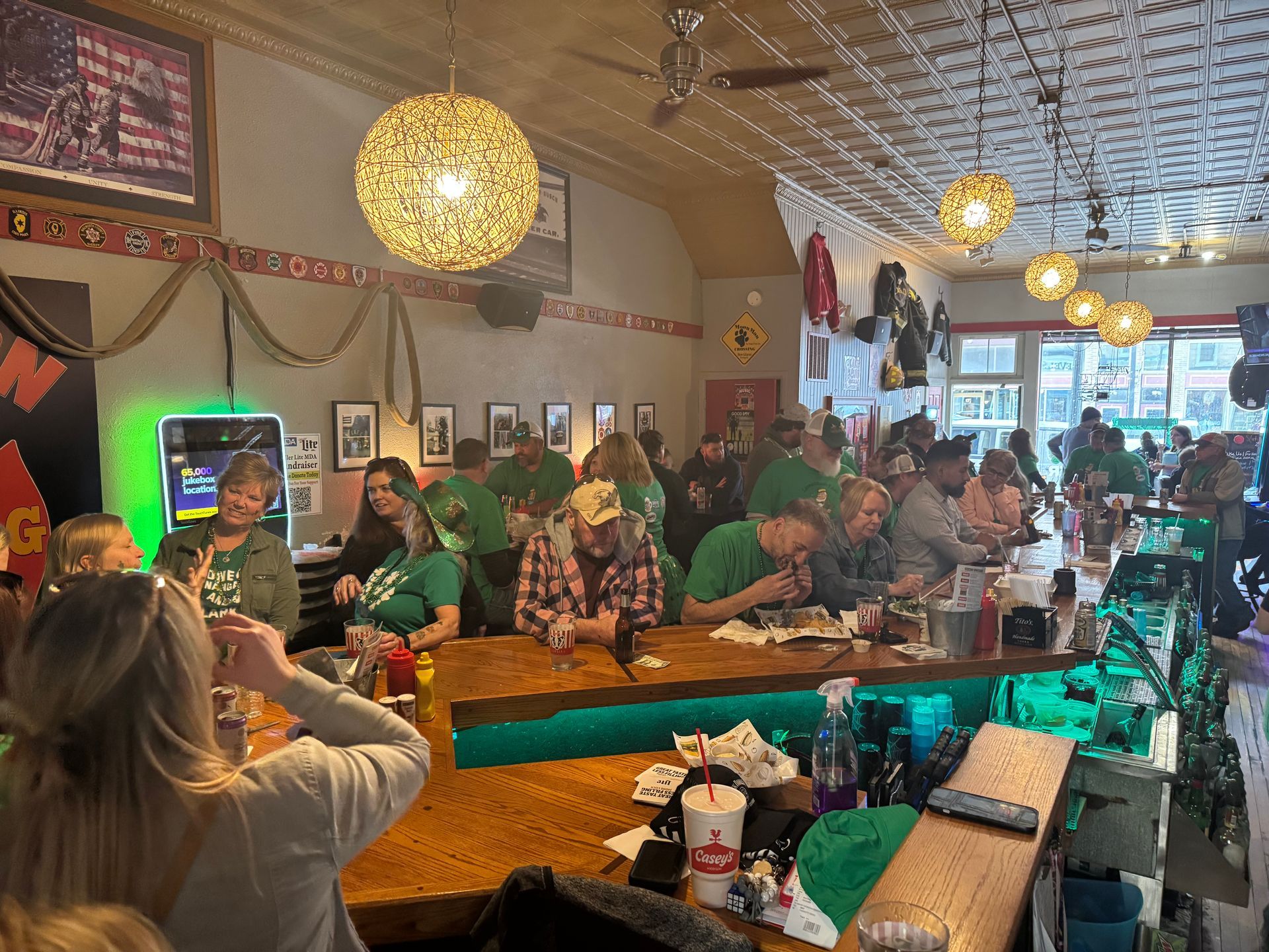 A group of people are sitting at tables in a restaurant.