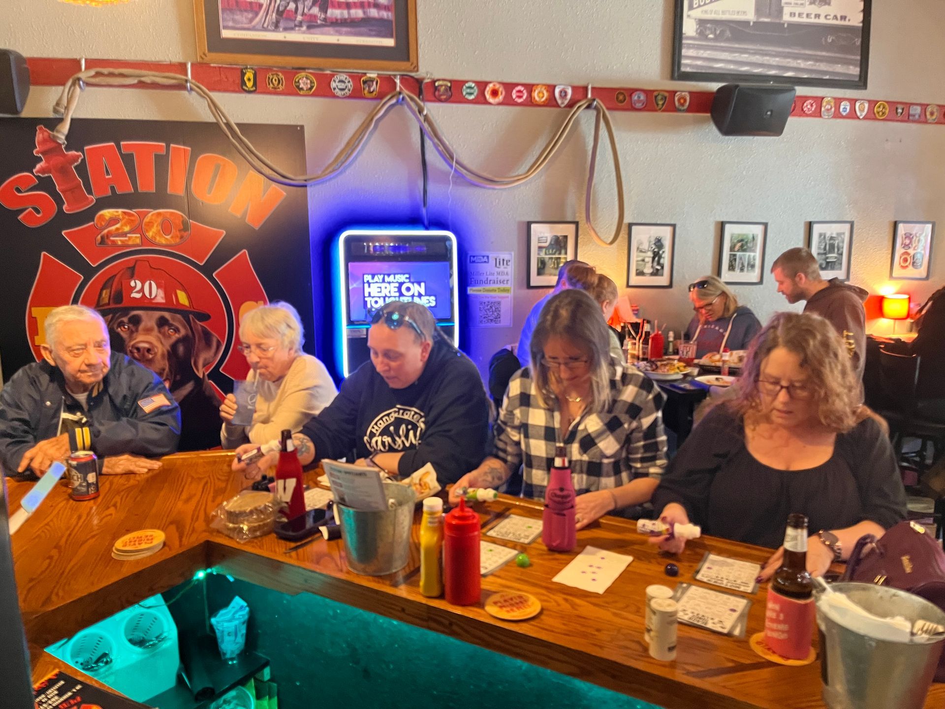 A group of people are sitting at a table in a restaurant.