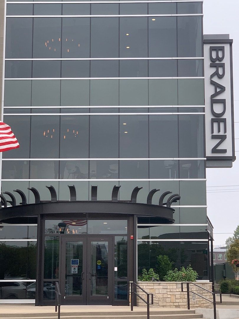 A large building with the word braden on it