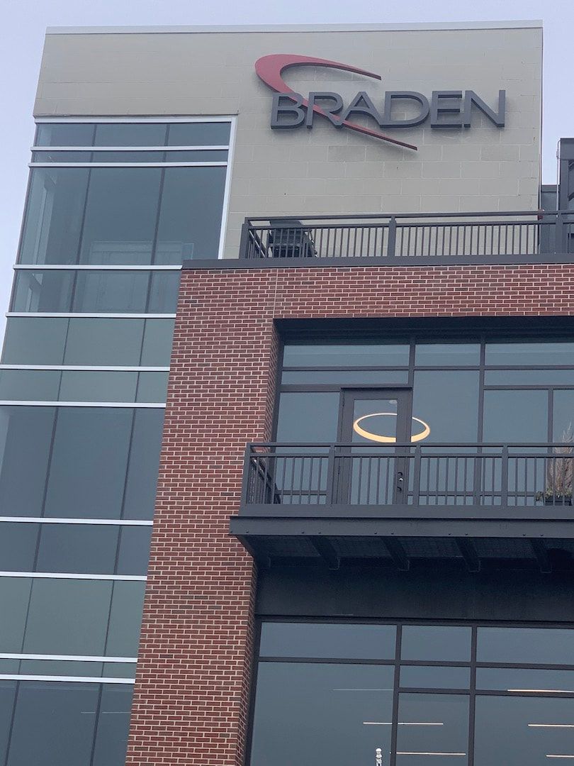 The word braden is on the top of a building
