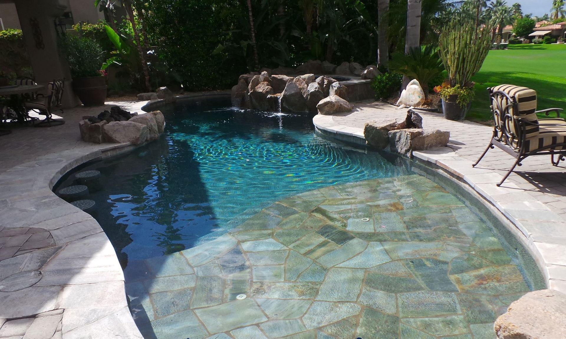 A large swimming pool with a fountain in the middle