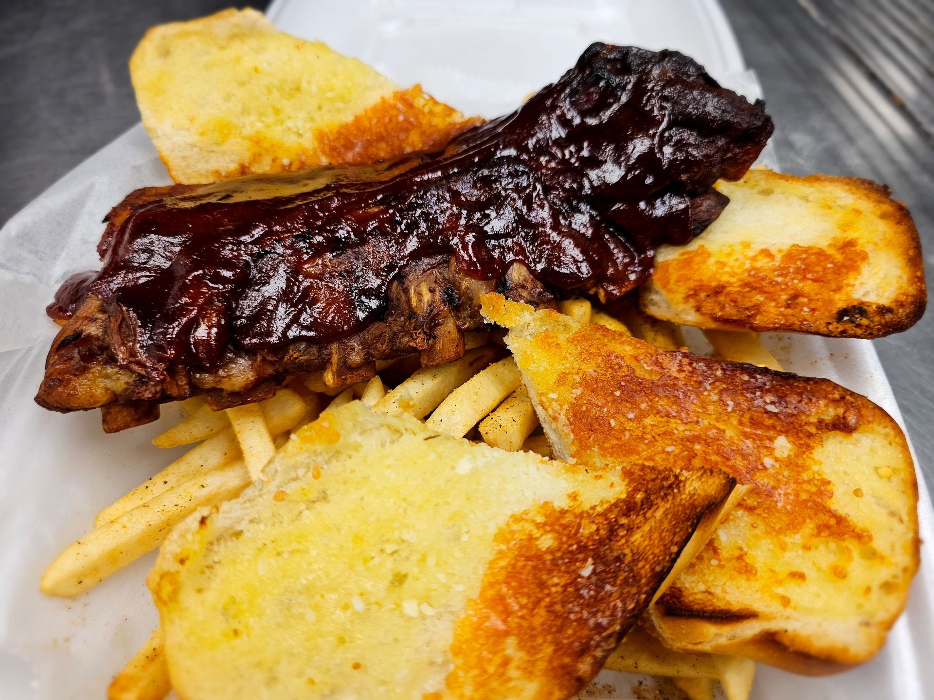 garlic bread and fries