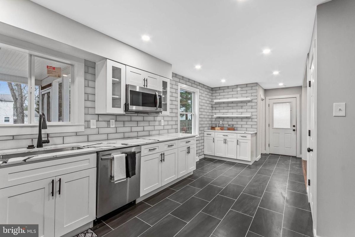 Image placeholder with gray background and text 