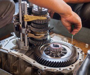 Operator repair gear box of automotive engine