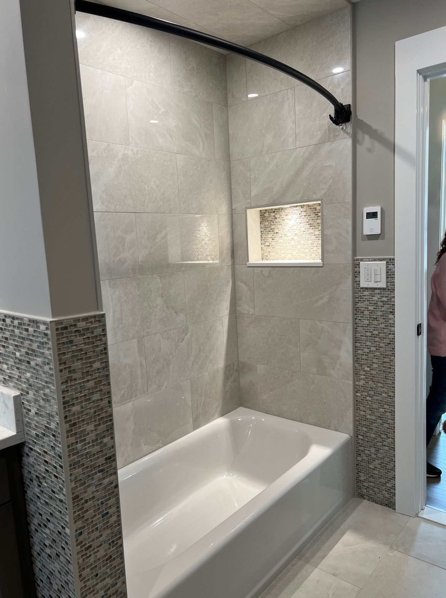 A bathroom with a bathtub and a shower curtain
