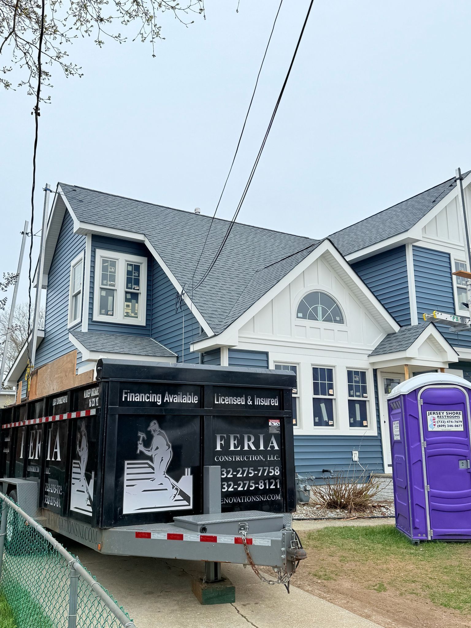 A trailer with the word Feria on it is parked in front of a house