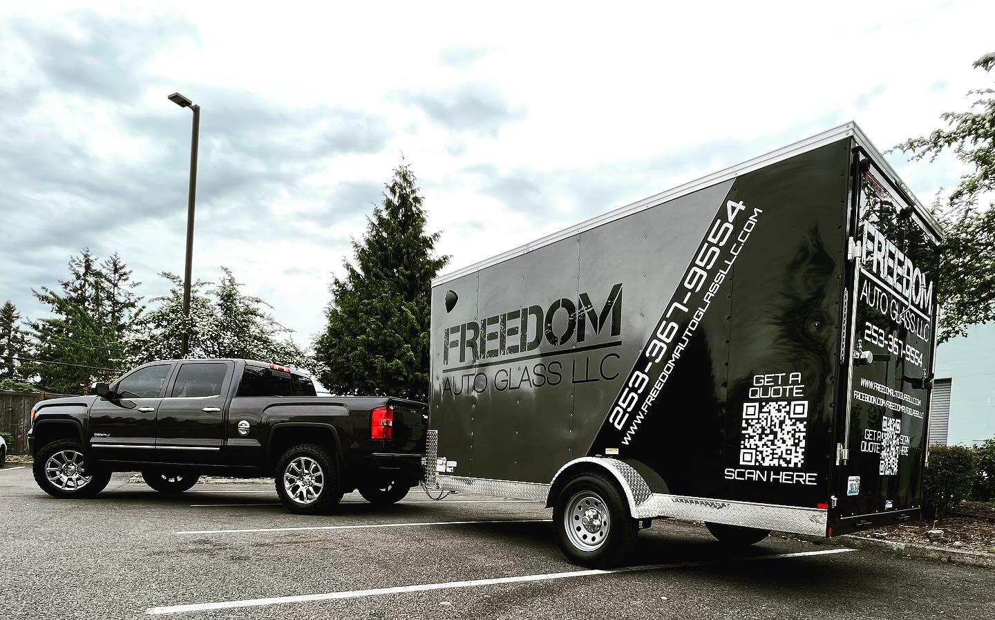 Auto glass mobile trailer and truck