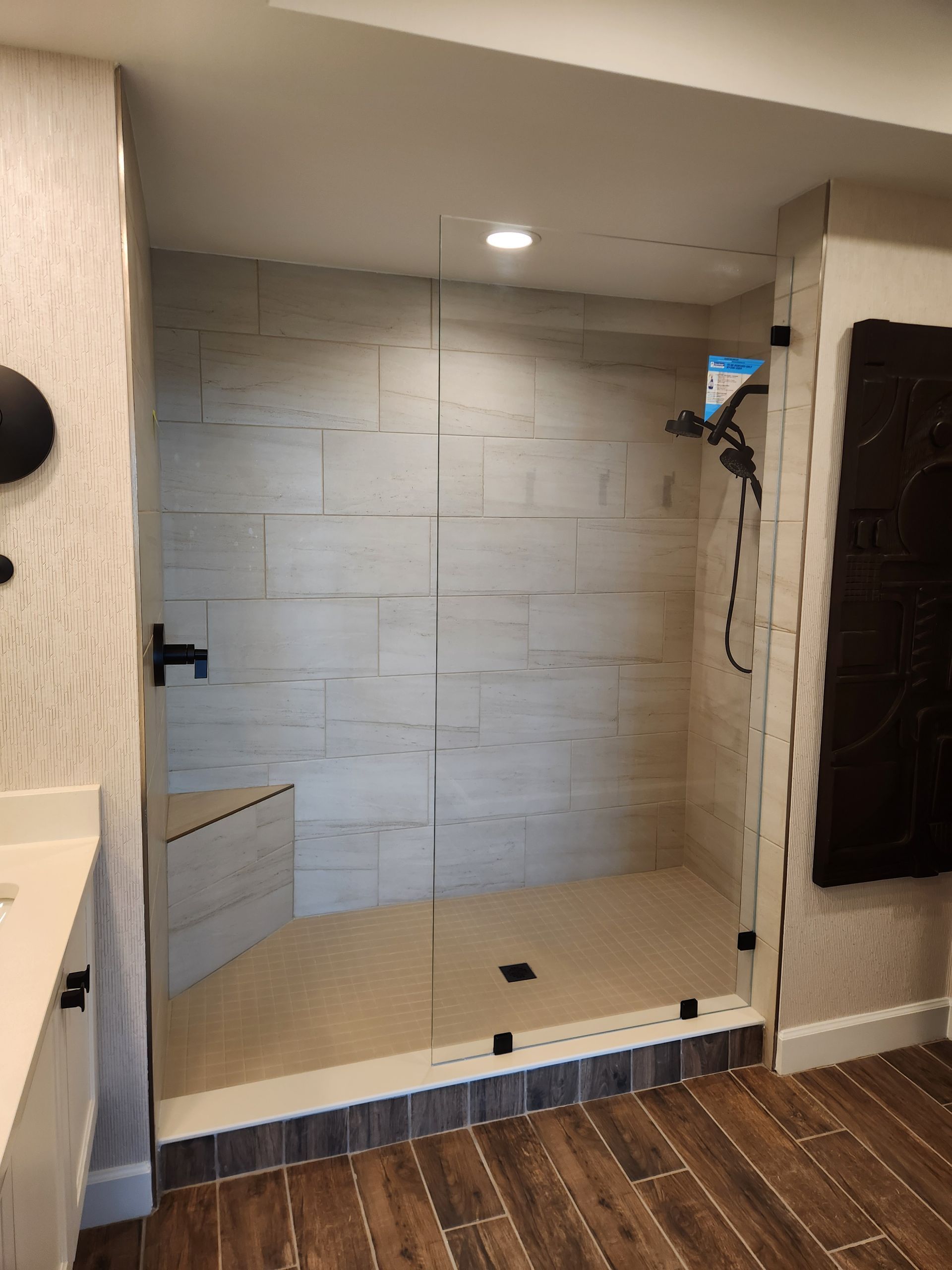 Shower with low iron black clamps