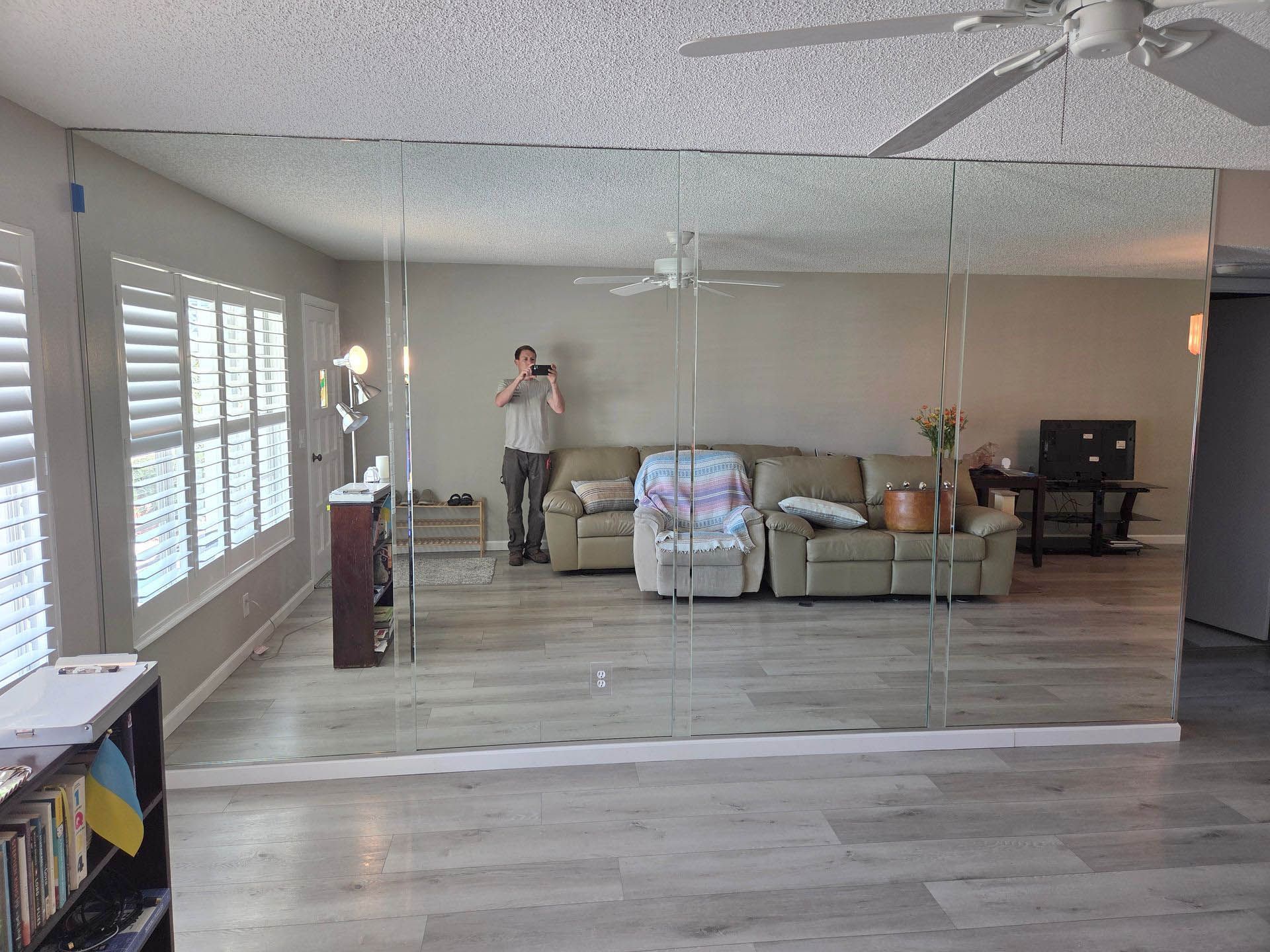 Living room with a mirrored wall