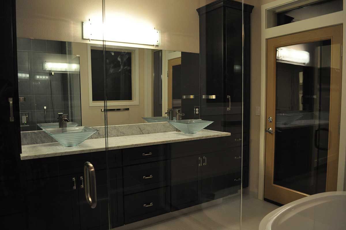 A bathroom with two sinks and a bathtub