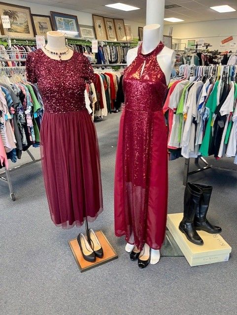 Two mannequins are standing next to each other in a clothing store.