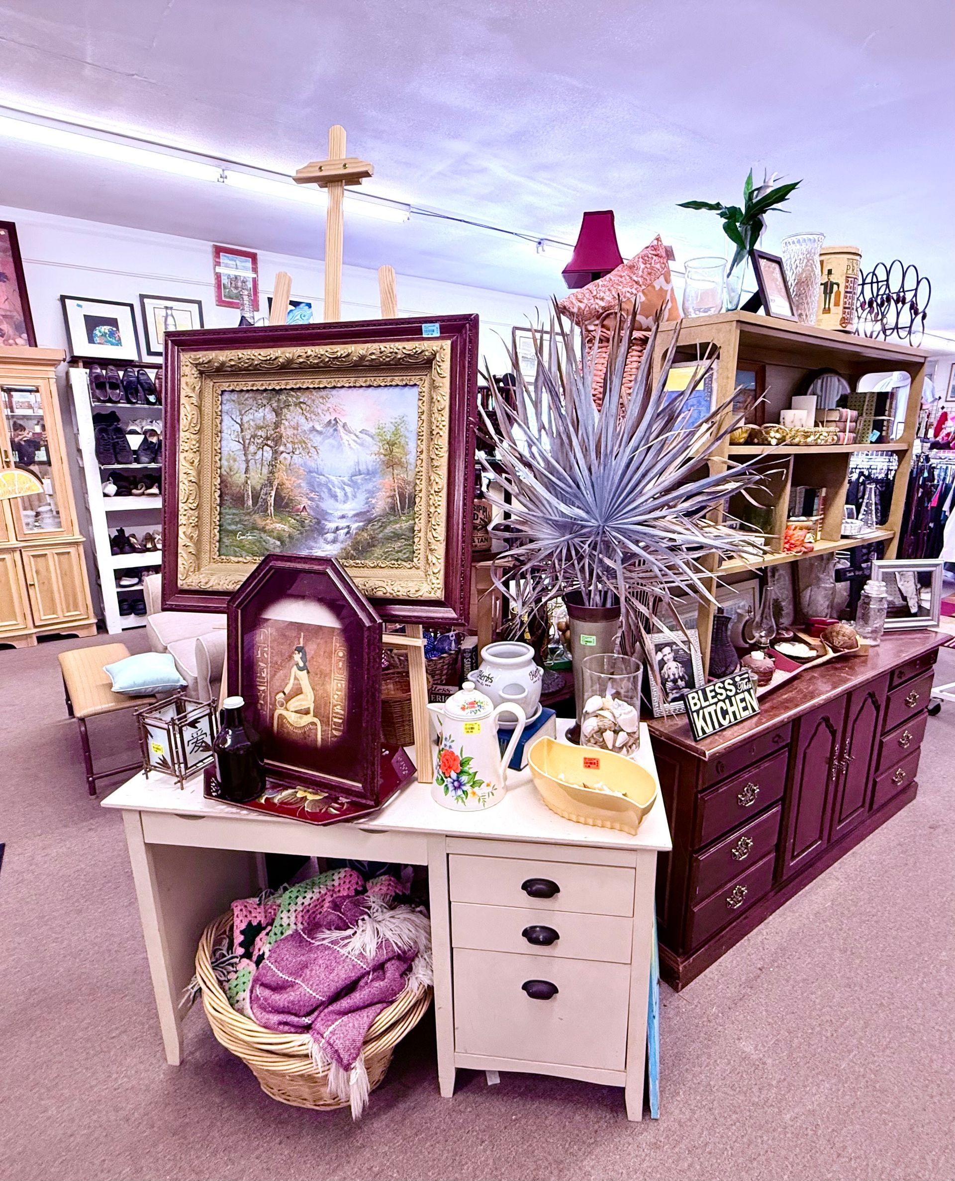 A room filled with lots of furniture and decorations