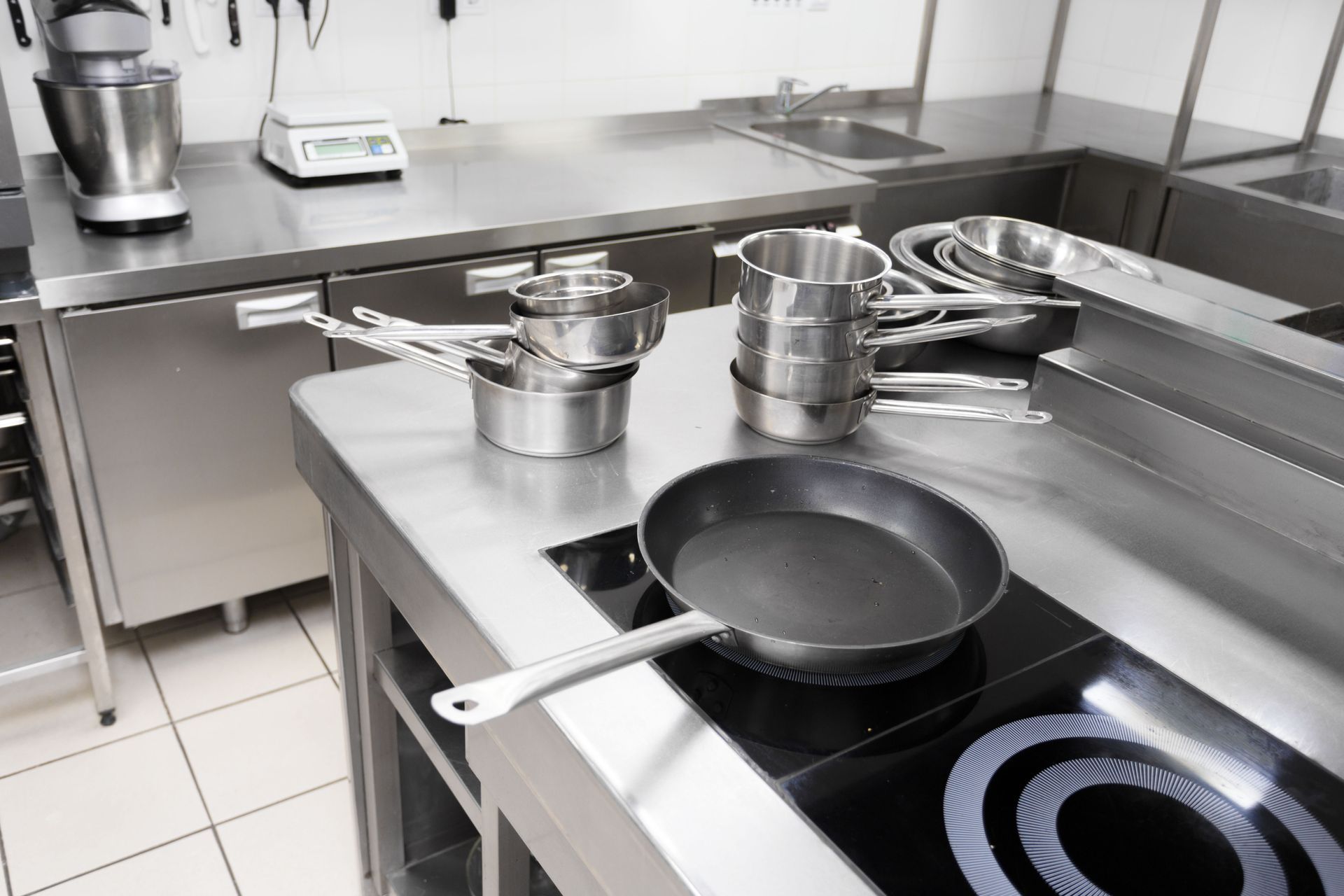 A frying pan is sitting on top of a stove in a kitchen.