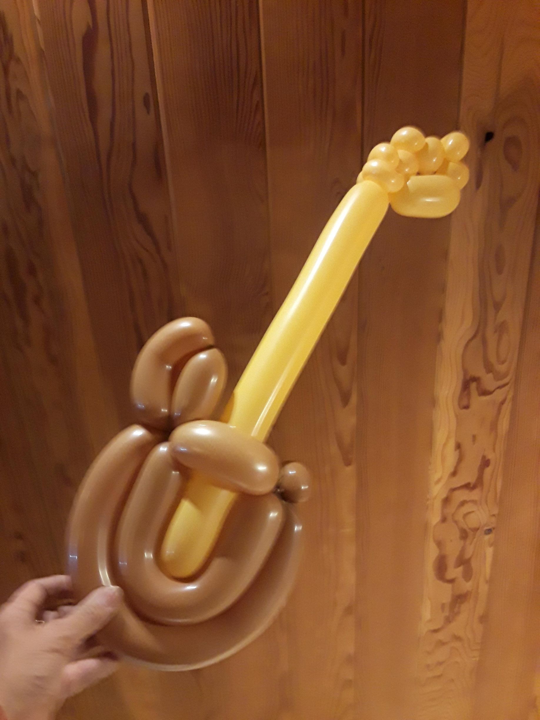 scuplture brown balloon