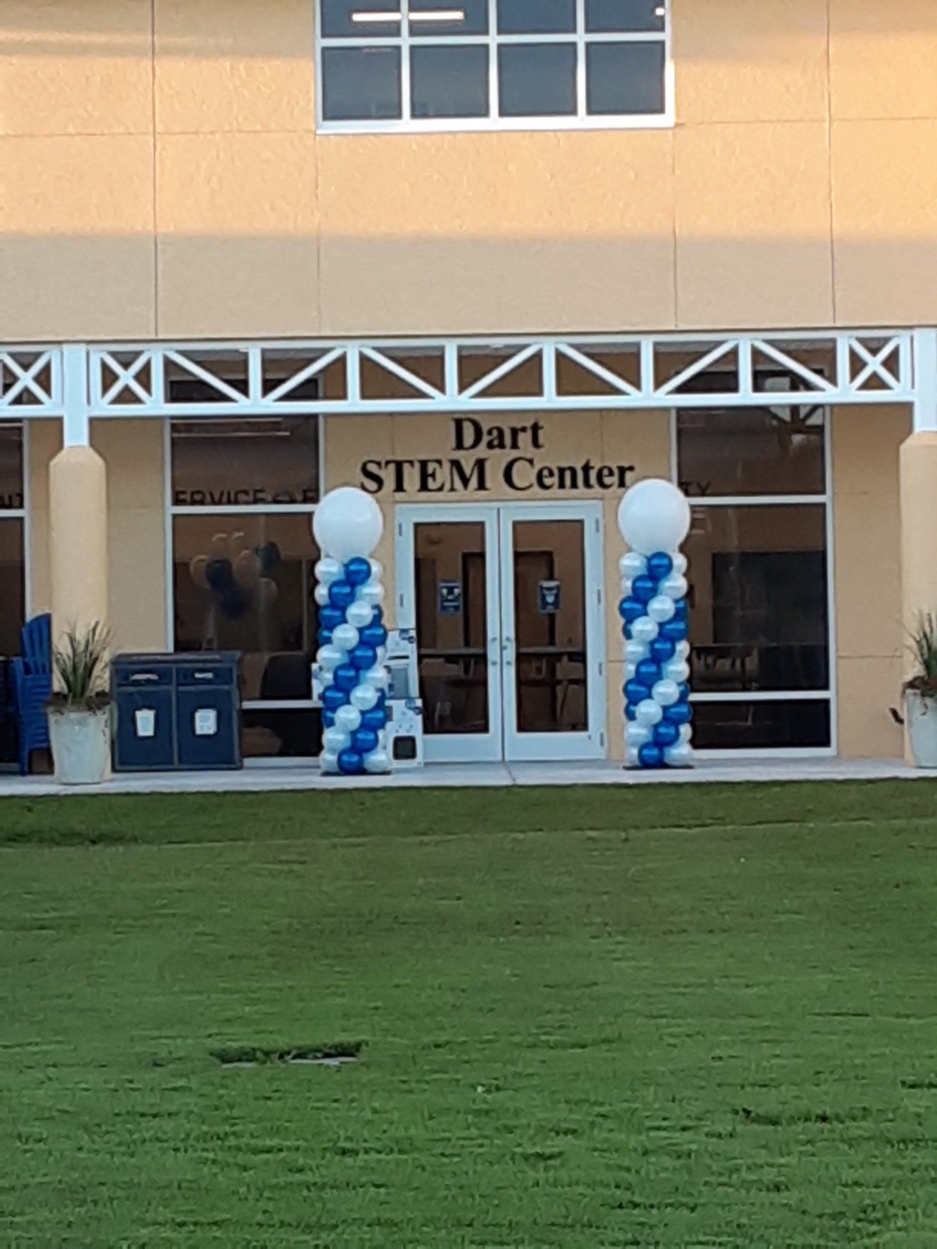 The dart stem center is decorated with blue and white balloons
