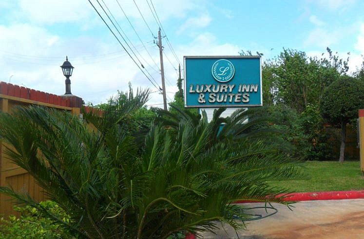 Luxury Inn & Suites signage