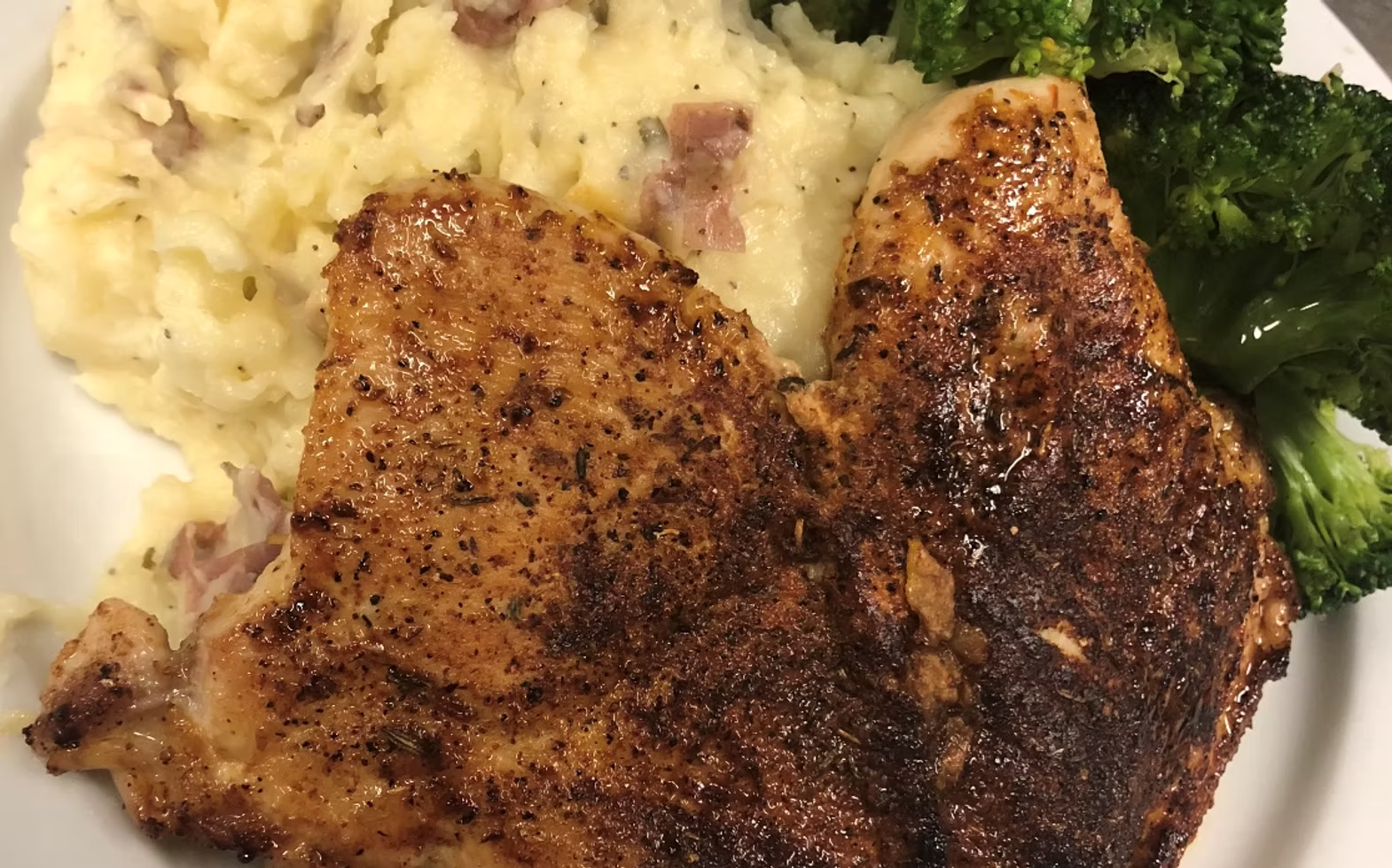 Plate of food with chicken, mashed potatoes with red skin, and broccoli.