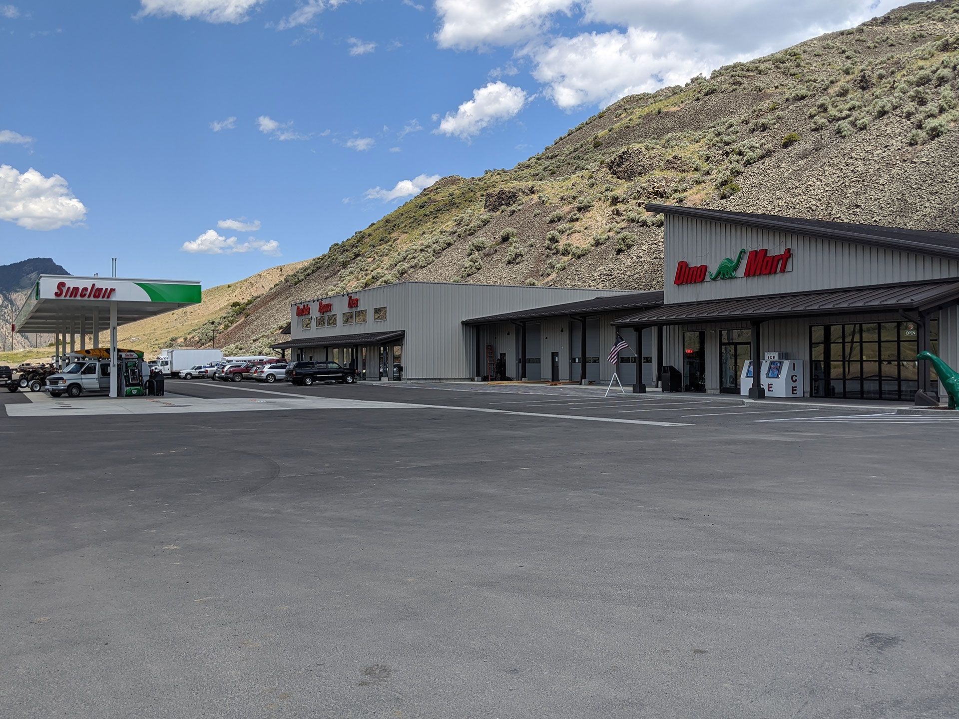 A gas station and a grocery store with mountains in the background