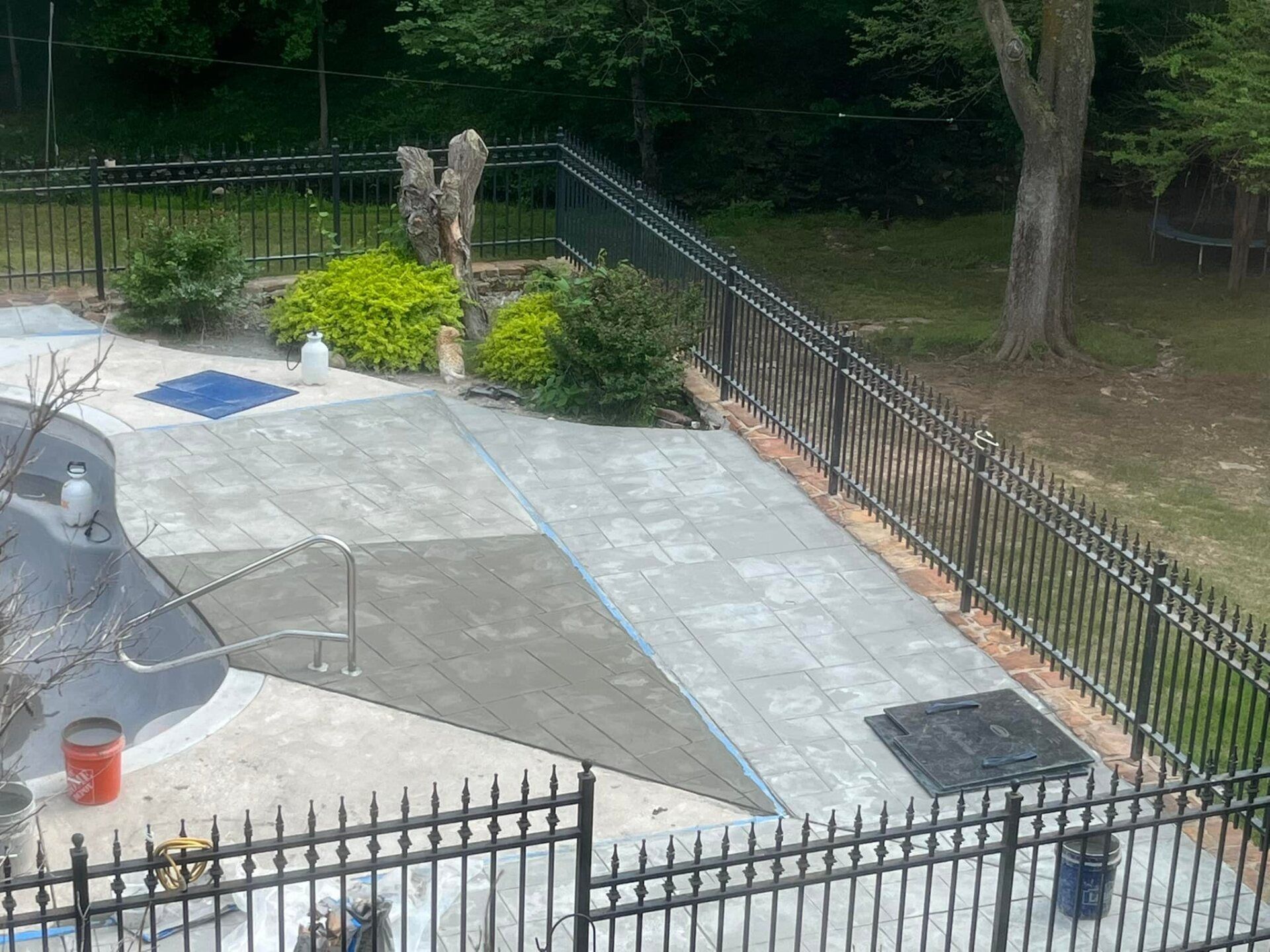 Child-proof pool fencing