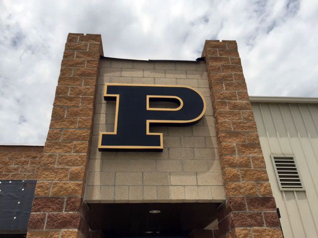 A large letter p is on the side of a building