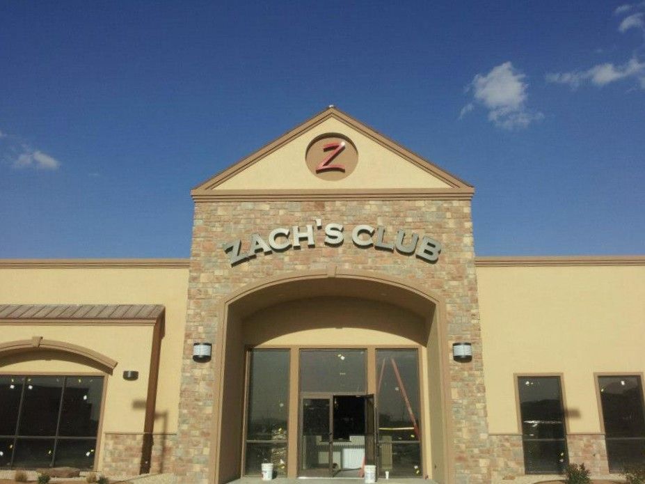 The front of a building that says zach 's club