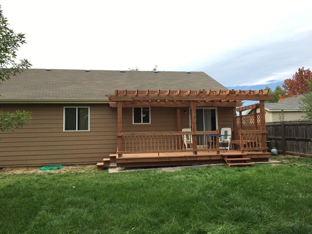 Deck with pergola -front