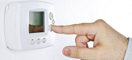 Person-adjusting-the-thermostat