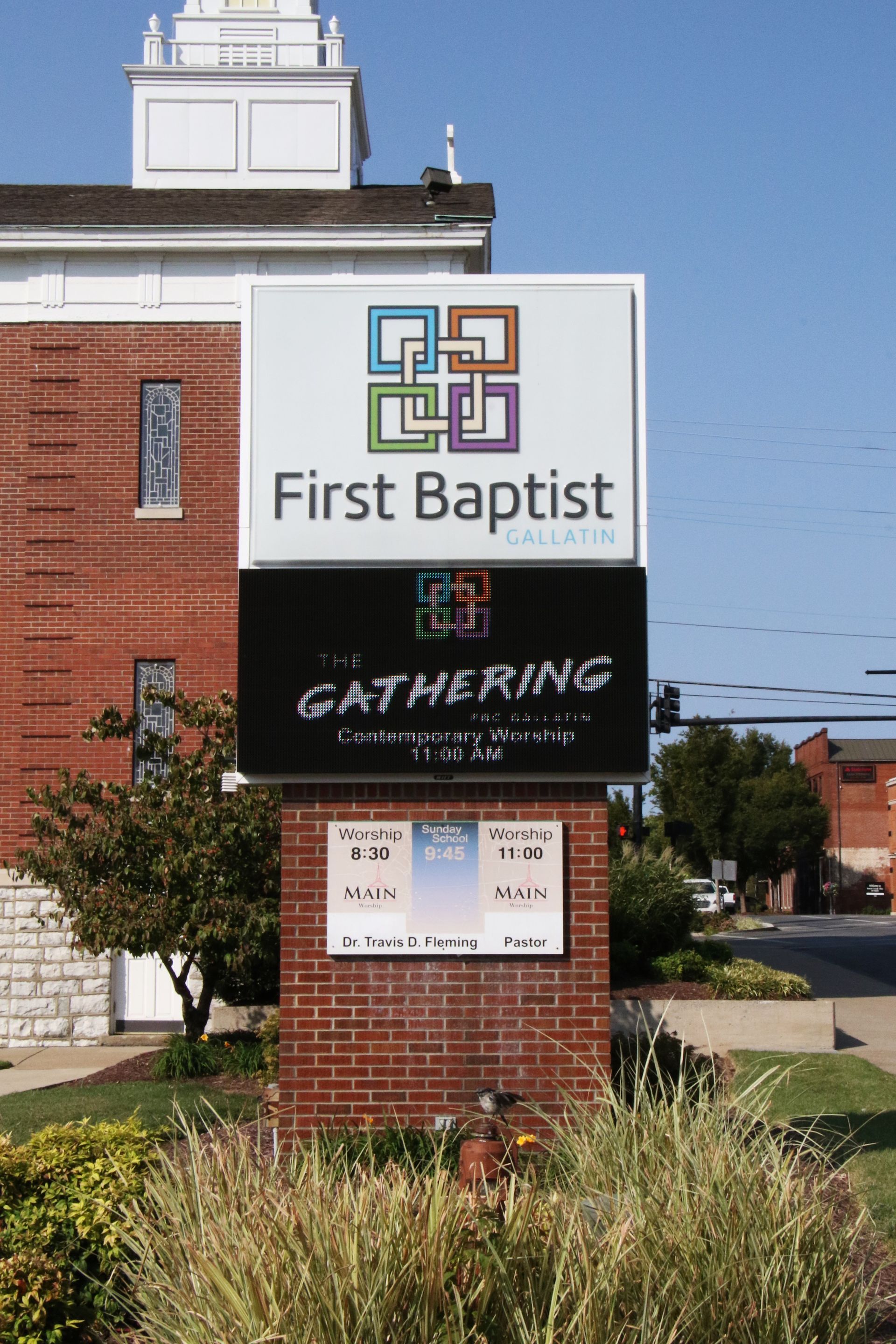 A sign that says first baptist on it
